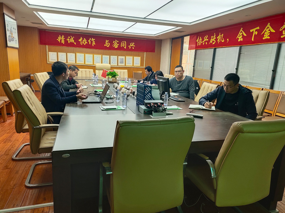機器，電力，液(ye)壓(ya)都結(jie)合在(zai)一起，并由plc控制，并具有可(ke)選的鎖定密碼，以保護安全運(yun)行